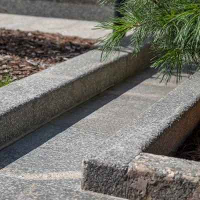 Гранитный бордюр